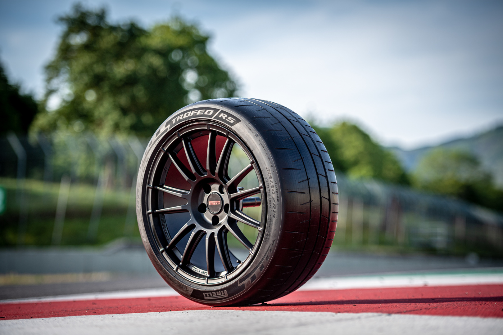 SMALL_pirelli-p-zero-trofeo-rs-amb1